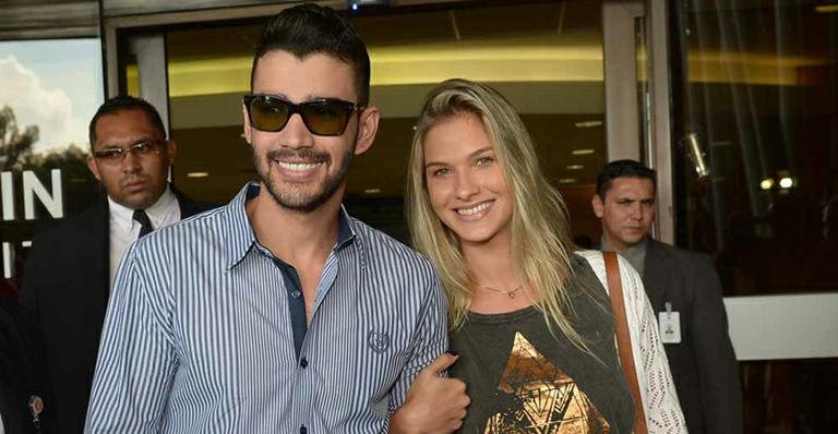 Gusttavo Lima deixa o hospital com a noiva, Andressa Suíta - Francisco Cepeda/AgNews