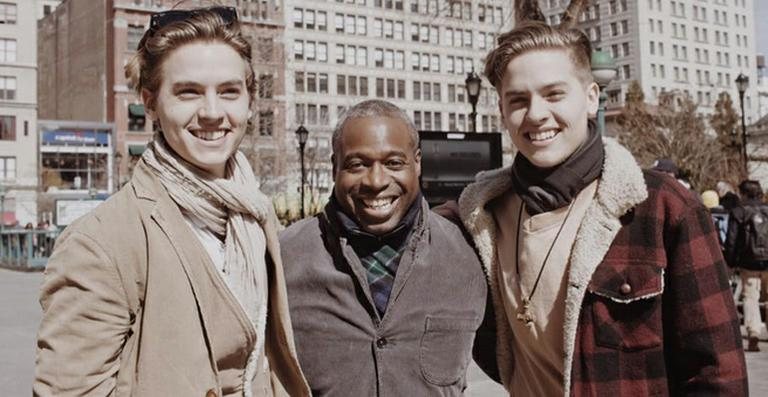 Gêmeos Dylan e Cole Sprouse passam um dia com o ex-colega de elenco Phill Lewis - Reprodução / Twitter