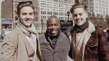 Gêmeos Dylan e Cole Sprouse passam um dia com o ex-colega de elenco Phill Lewis - Reprodução / Twitter