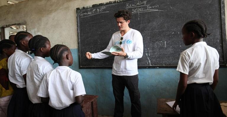 Orlando Bloom visita a Libéria com a UNICEF - © UNICEF/NYHQ2015-0458/Jallanzo