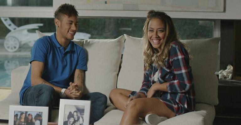 Neymar grava campanha publicitária do Dia das Mães ao lado da irmã, Rafaella - Divulgação