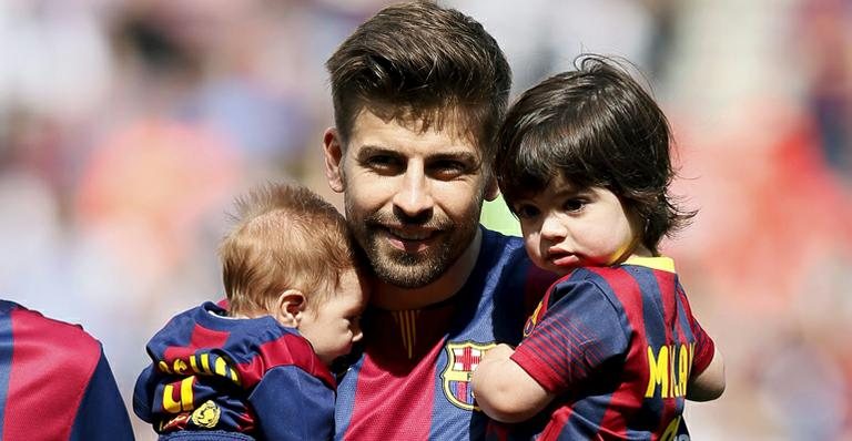 Gerard Piqué com os filhos Milan e Sasha - Reuters