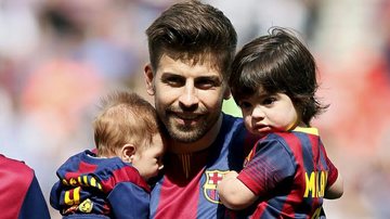 Gerard Piqué com os filhos Milan e Sasha - Reuters