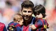 Gerard Piqué com os filhos Milan e Sasha - Reuters