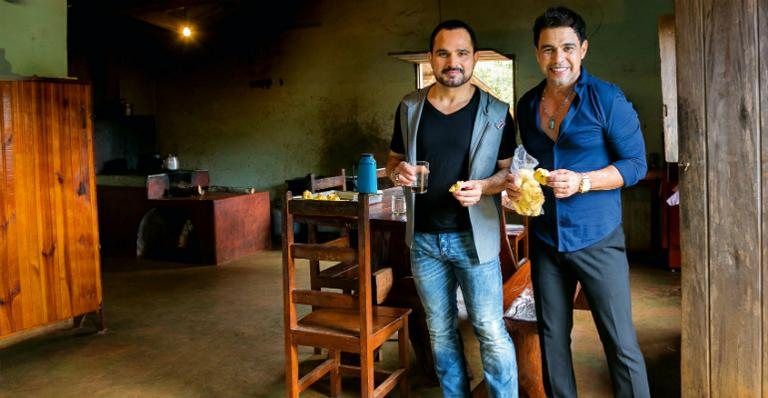 Em Pirenópolis, na casa onde viveram, os irmãos degustam café e biscoito de queijo feito pela atual proprietária do local. - Caio Guimarães