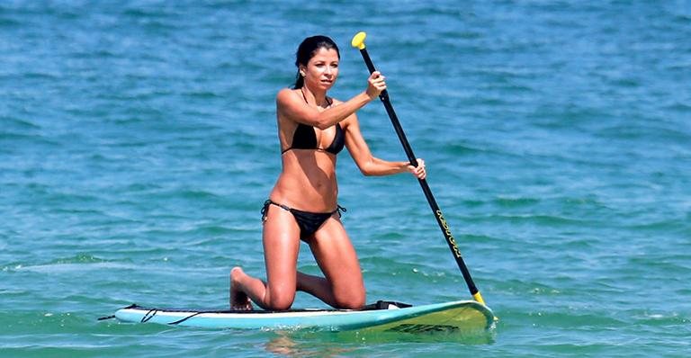 Ana Lima faz stand up paddle no Rio - Dilson Silva/AgNews