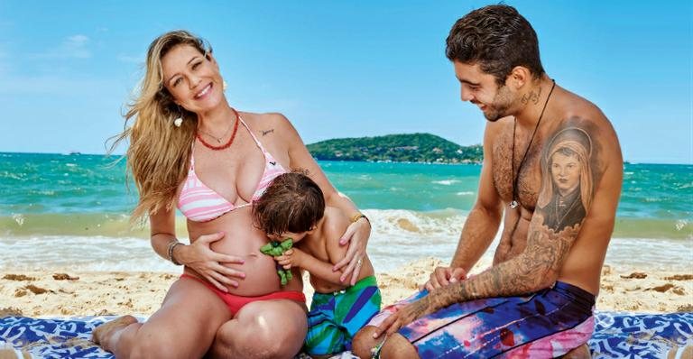 Grávida de cinco meses e meio, atriz ganha carinho do filho e do marido, na praia do Canto. - CADU PILOTTO