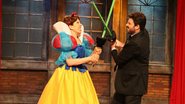 Vestida de Branca de Neve, Marília Gabriela luta com Danilo Gentili no The Noite - Leonardo Nones/SBT