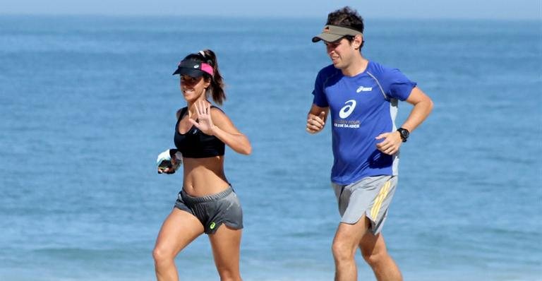 Carol Barcellos exibe boa forma em corrida na praia - JC Pereira/AgNews