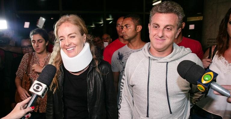 Angélica e Luciano Huck deixam hospital em SP - Raphael Castello / AgNews