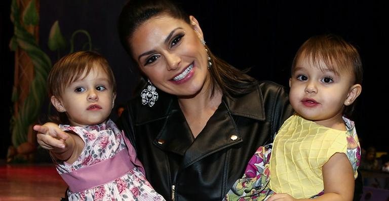 Natália Guimarães com as gêmeas, Maya e Kiara - Manuela Scarpa / Photo Rio News