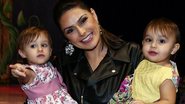 Natália Guimarães com as gêmeas, Maya e Kiara - Manuela Scarpa / Photo Rio News