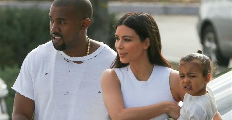 Kim Kardashian, Kanye West e North West - AKM-GSI/Splash News