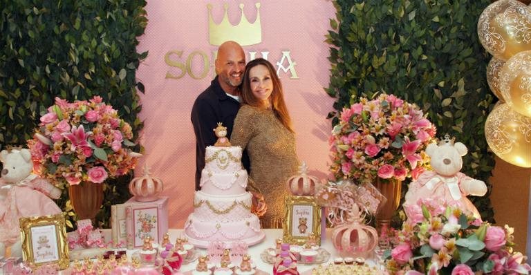 Flavia Monteiro e o marido Avner Saragossy no chá de bebê de sua primeira filha, Sophia - Vera Donato