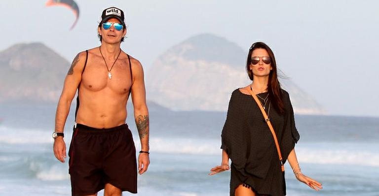 Alessandra Ambrósio passeia com amigo na praia da Barra - André Freitas/AgNews