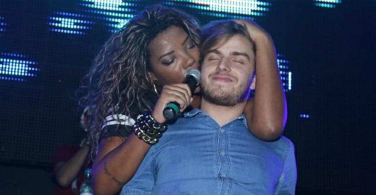 MC Ludmilla sensualiza com fã amarrado em cadeira durante show - Thiago Duran/AgNews