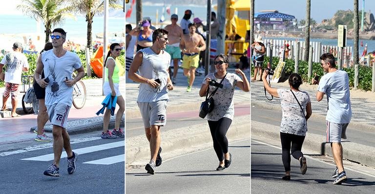 Reynaldo Gianecchini com fã na orla de Copacabana - JC Pereira/AgNews