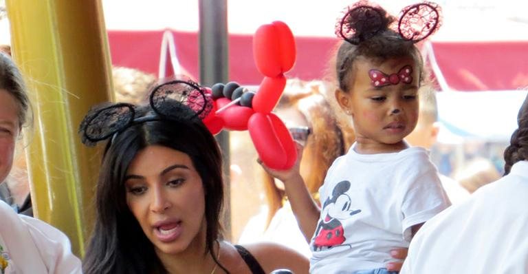 Kim Kardashian e North West na Disney - AKM-GSI