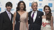 Michael Douglas tem o carinho da família em premiação - Getty Images