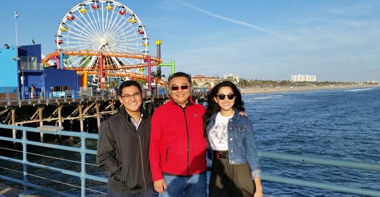 Jacqueline Sato com o pai e o irmão em Los Angeles - Divulgação