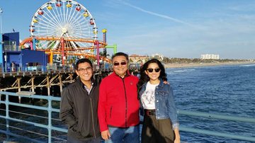 Jacqueline Sato com o pai e o irmão em Los Angeles - Divulgação