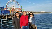 Jacqueline Sato com o pai e o irmão em Los Angeles - Divulgação