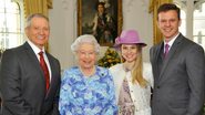 A feliz visita de Monty, Elizabeth II e do casal Juliana e Eduardo na sala de estar do Castelo de Windsor. - EVA ZIELINSKI-MILLAR