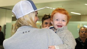 Filho da top Carol Trentini dá show de fofura em aeroporto - Paduardo/AgNews