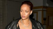 Rihanna se descuida e deixa piercing íntimo à mostra - AKM-GSI/Splash