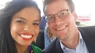 Jeniffer Nascimento e John Green - Reprodução / Instagram