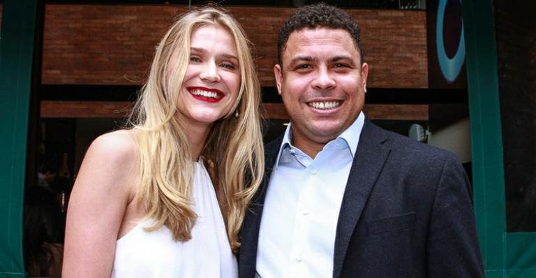 Ronaldo troca carinho com Celina Locks em restaurante de São Paulo - Raphael Castello/AgNews