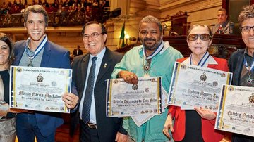 Em evento solene na Câmara Municipal do Rio, Rita Barros entrega o certificado a Marcio, ao lado do ex-senador João Carlos Bruno e de Arlindo, Fernanda e Evandro. - CADU PILOTTO