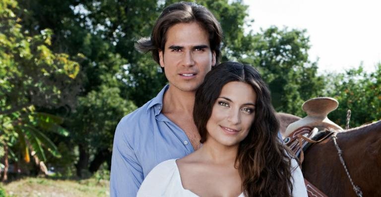 Ana Brenda Contreras e Daniel Arenas, protagonistas de 'Coração Indomável' - Televisa/Divulgação