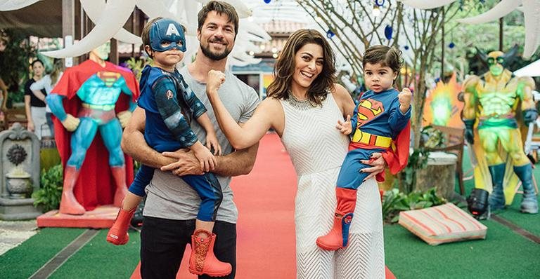 Carlos Eduardo Baptista com Pedro no colo; Juliana Paes com o caçula, Antonio - Renata Xavier / Divulgação