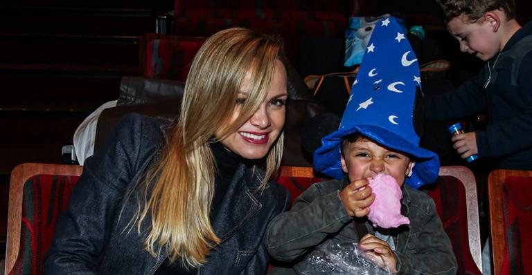 Eliana leva o filho para assistir peça infantil - Manuela Scarpa/Photo Rio News