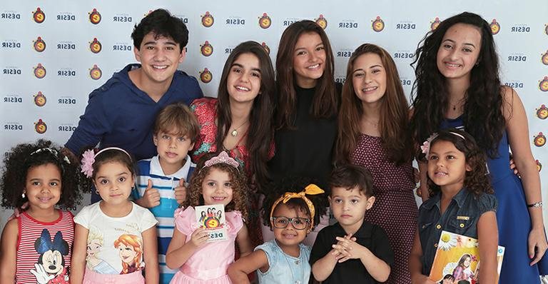 Elenco de Gaby Estrela em tarde de autógrafos - Divulgação