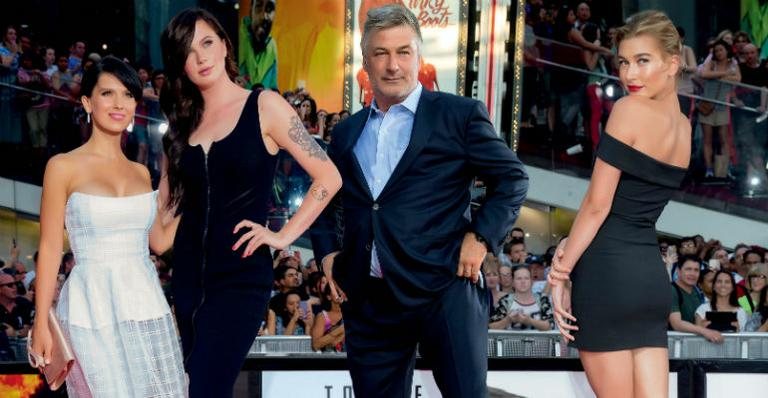 O ator Alec Baldwin brinca de modelo entre sua eleita, Hilaria, a filha Ireland e a sobrinha Hailey no tapete vermelho de Missão Impossível – Nação Secreta - BRENDAN MCDERMID/REUTERS