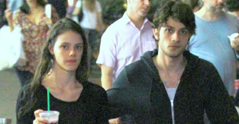 Chay Suede e Laura Neiva passeiam pelo Rio de Janeiro - AgNews