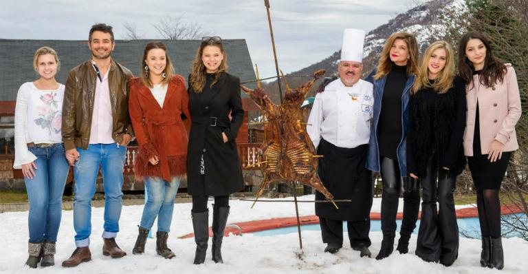 Em Termas de Chillán, o par Taise e Anderson, com Juliana, Milena, o chef Sergio Calderón, Cristiana, Hanna e Giselle, diante do assado. - CADU PILOTTO E JAIME BORQUEZ