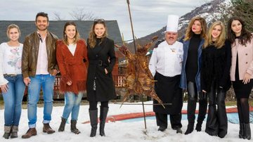 Em Termas de Chillán, o par Taise e Anderson, com Juliana, Milena, o chef Sergio Calderón, Cristiana, Hanna e Giselle, diante do assado. - CADU PILOTTO E JAIME BORQUEZ