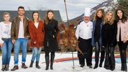 Em Termas de Chillán, o par Taise e Anderson, com Juliana, Milena, o chef Sergio Calderón, Cristiana, Hanna e Giselle, diante do assado. - CADU PILOTTO E JAIME BORQUEZ