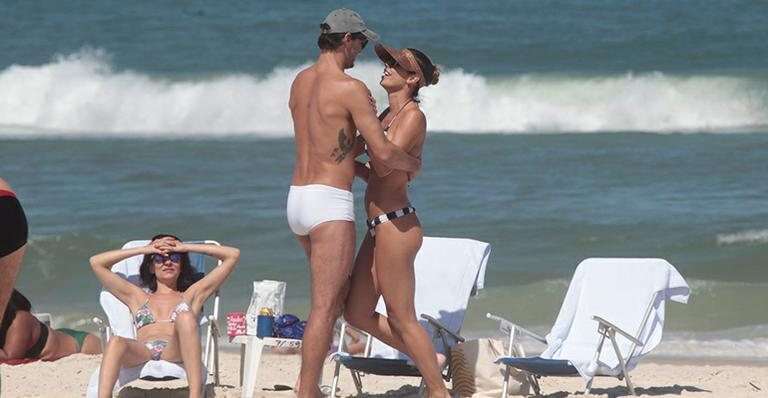 Giba com a esposa na praia - AgNews