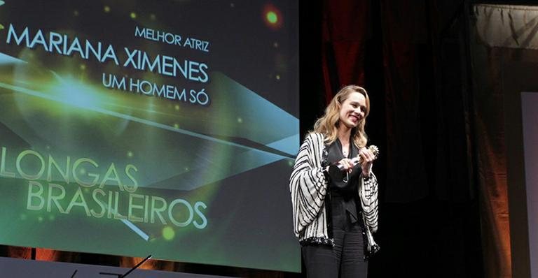 Mariana Ximenes recebe prêmio em Gramado - AgNews