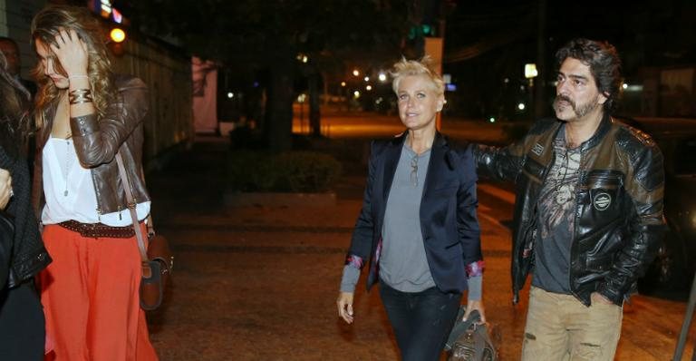 Após estreia, Xuxa janta com Sasha e Junno no Rio - AgNews