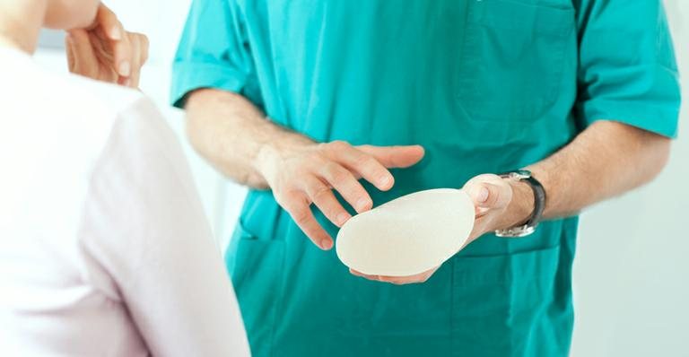 Veja os cuidados que se deve ter com os implantes de silicone - Shutterstock