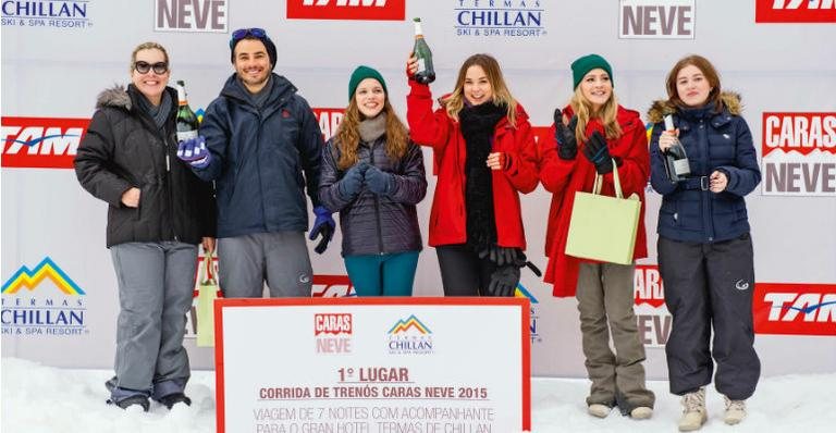 As campeãs brindam entre Anderson e Jaqueline, 3º colocados; e Hanna e Giovanna, vices. - CADU PILOTTO, JAYME BÓRQUEZ E MARTIN GURFEIN