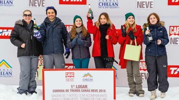 As campeãs brindam entre Anderson e Jaqueline, 3º colocados; e Hanna e Giovanna, vices. - CADU PILOTTO, JAYME BÓRQUEZ E MARTIN GURFEIN