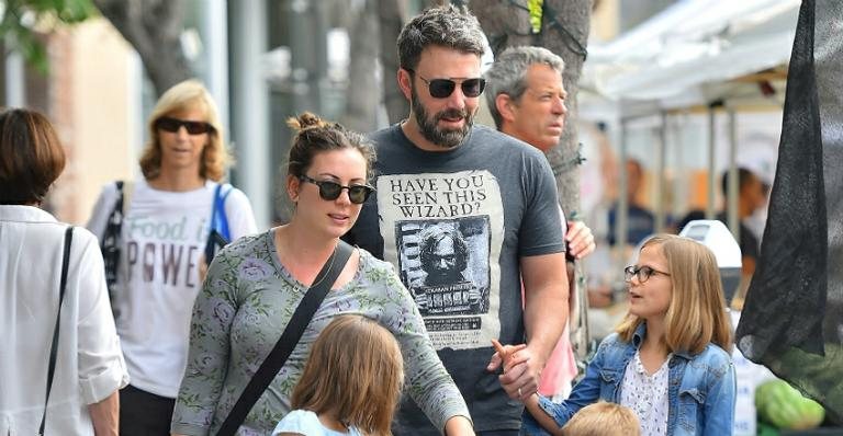 Ben Affleck passeia com a nova babá e os filhos nos EUA - AKM-GSI/Splash News