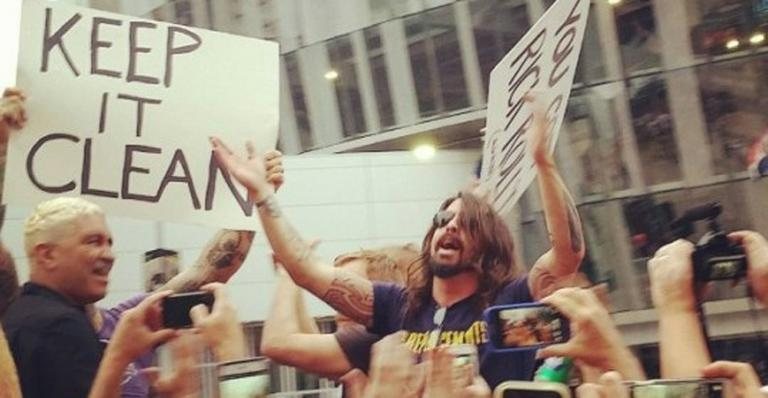 Foo Fighters invade manifestação homofóbica - Reprodução/ Instagram