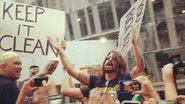 Foo Fighters invade manifestação homofóbica - Reprodução/ Instagram